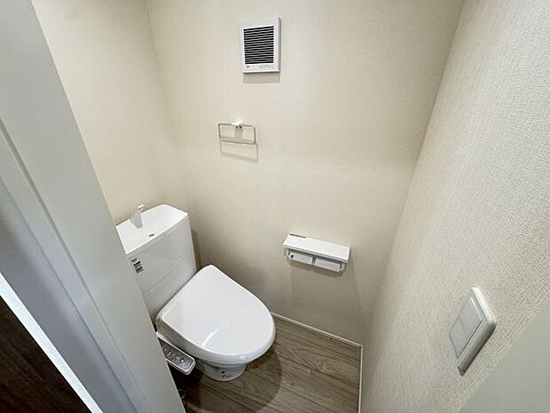 【2階トイレ/2号棟】年間を通して快適に使用できる、温水洗浄便座が備わったトイレです。手洗いタンク付きで、使用後すぐに手を洗うことができます。