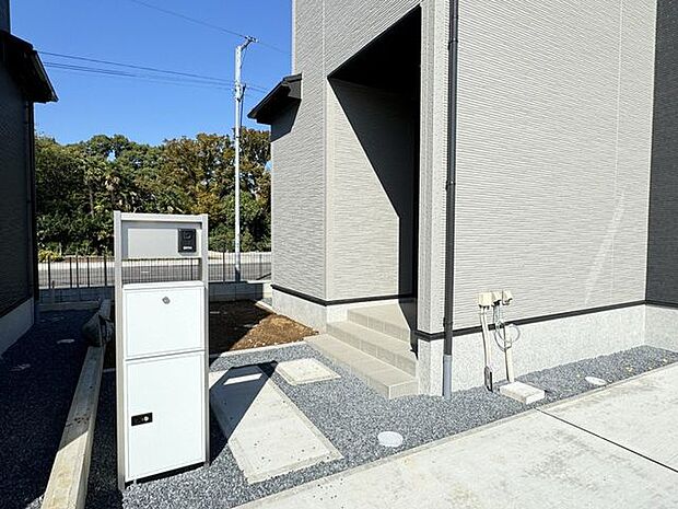 【宅配ボックス/施工例】宅配ボックスが設置されています。不在時も荷物が受け取れて便利です。※実際とは異なる場合があります。