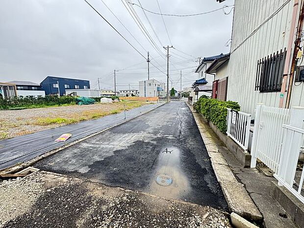 【前面道路含む現地】第一種低層住居専用地域内に位置し、周囲は落ち着いた住宅街です。前面道路は見通しが良く、歩いてお出かけしやすい環境です。