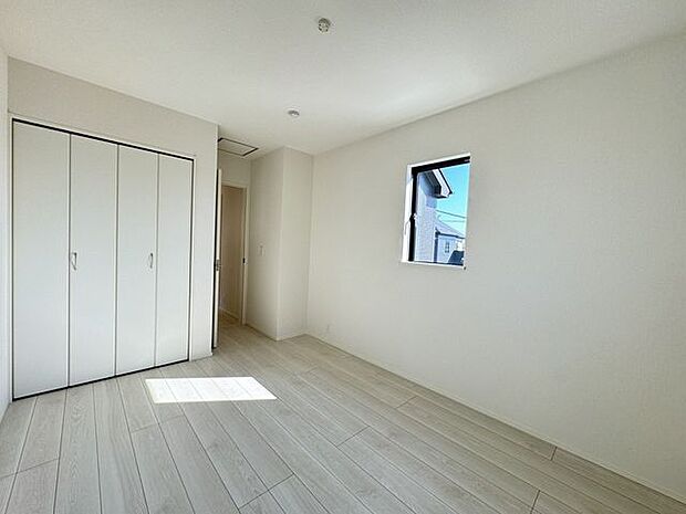【洋室/施工例】2階の各洋室にはクローゼットが設けられているので、家具を最小限に、部屋を広々使えます。※実際とは異なる場合があります。