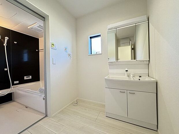 【洗面所/施工例】お手入れしやすい一体型カウンターの洗面化粧台です。三面鏡付きで、化粧品などの小物類もすっきり収納できます。※実際とは異なる場合があります。