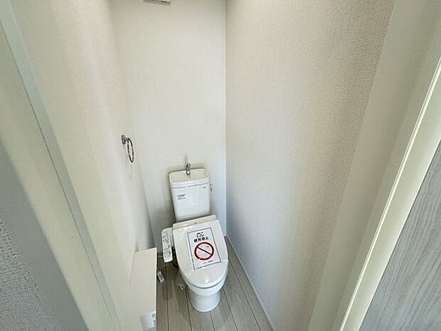 【トイレ/施工例】温水洗浄便座付きのトイレです。トイレは1階と2階にあります。※実際とは異なる場合があります。