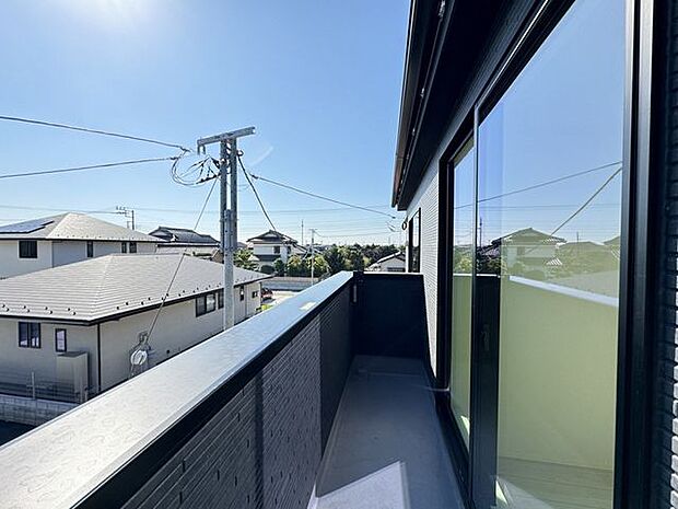 【バルコニー/施工例】日当たりの良い2階のバルコニー。風通しがよく洗濯物がカラリと乾きそうです。※実際とは異なる場合があります。