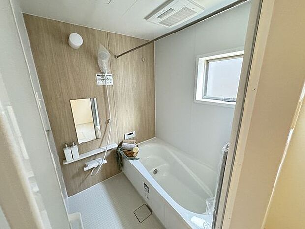 【浴室/同仕様】ベンチタイプの浴槽。半身浴をしたり、小さなお子様を座らせたりできます。※実際とは異なる場合があります。