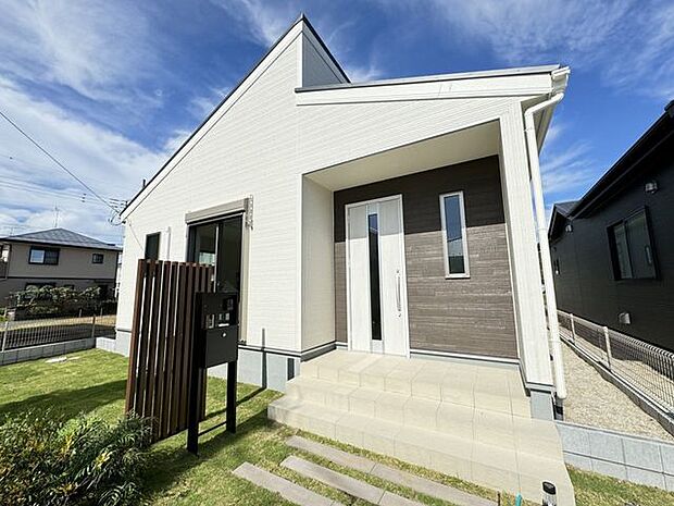 【外観/同仕様】ゆとりある敷地面積に建つ「4LDK」のゆったりとした住まいです。※実際とは異なる場合があります。