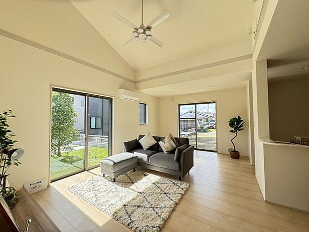 【LDK/同仕様】南向きの大きな窓から光が差し込む約20.25帖のLDK。開放感と採光が感じられる空間です。※実際とは異なる場合があります。