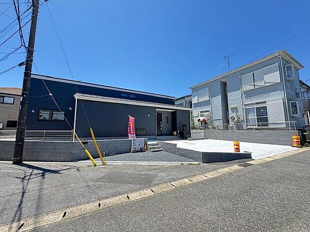 【前面道路含む外観】陽当りや周辺の道路幅・交通量など、現地にてお確かめいただけます。お気軽に現地をご見学いただき、新生活のイメージを膨らませてください！
