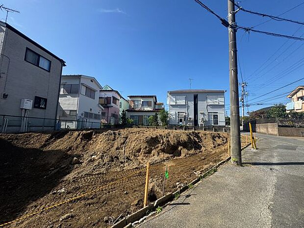 【現地写真】約8.25帖の洋室は洋室の中で一番広いため、主寝室としてもおすすめの一室です。ご家族の衣類をまとめてしまえるWICが備わっています。