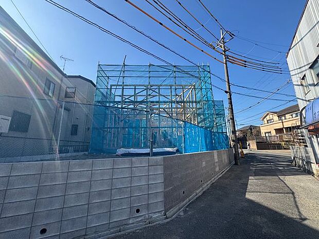 【現地写真】約8.25帖の洋室は洋室の中で一番広いため、主寝室としてもおすすめの一室です。ご家族の衣類をまとめてしまえるWICが備わっています。