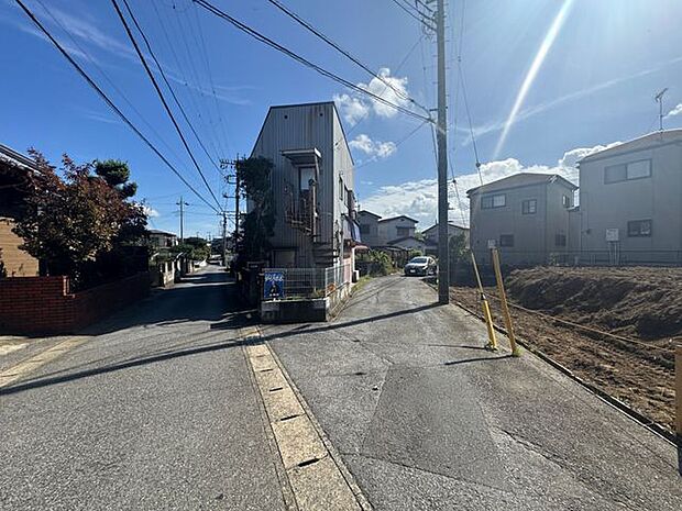 【前面道路含む現地写真】陽当りや周辺の道路幅・交通量など、現地にてお確かめいただけます。お気軽に現地をご見学いただき、新生活のイメージを膨らませてください！