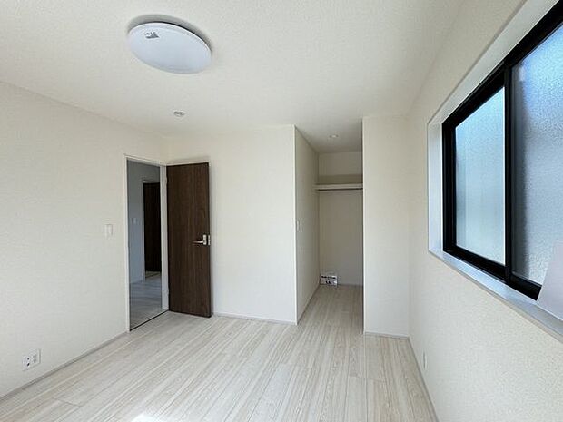 【洋室/同仕様】2面採光が確保されており、スムーズに換気が可能です。どこに居ても快適な住空間が広がります。※実際とは異なる場合があります。