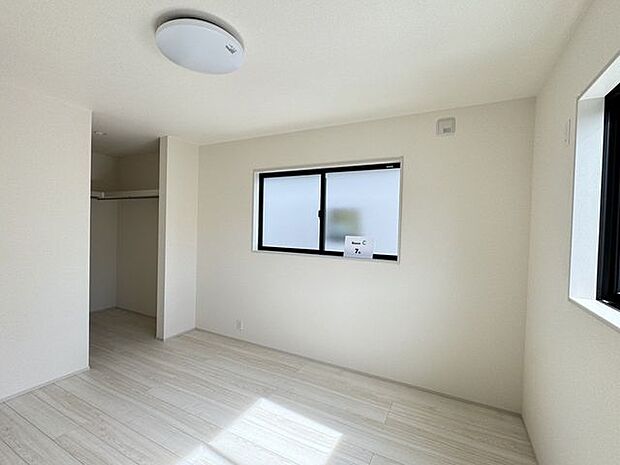 【洋室/同仕様】各洋室に収納スペースがあります。オープンタイプで両手がふさがっていても、出し入れや移動がスムーズです。※実際とは異なる場合があります。