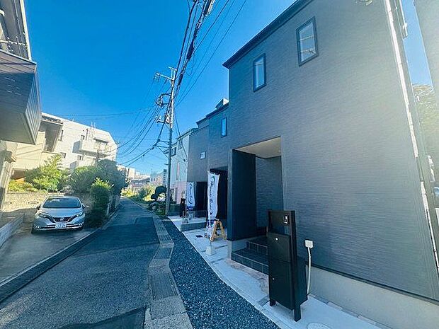 【前面道路含む現地写真】前面道路幅員約3.4m公道に面しています。アスファルト舗装済で、徒歩はもちろん、ベビーカーや自転車などでもスムーズに移動可能。