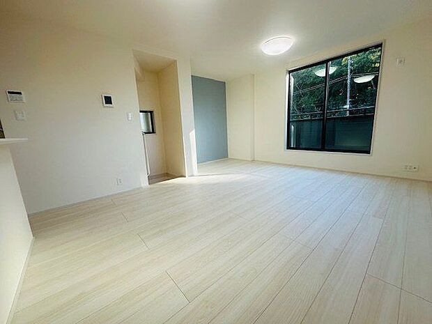 【LDK/約17帖】リビング階段が採用されており、自然とご家族が顔を合わす機会が増えそうです。2面採光+階段部分にも窓があり、明るく開放的な住空間!