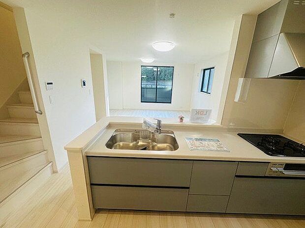 【キッチン】LD全体を見渡せる対面式キッチン!※家具調度品は販売価格に含まれません。