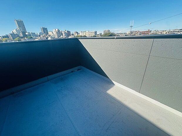 【バルコニー】2階・3階・屋上にバルコニーが設置されており、3階部分は2面バルコニー仕様!