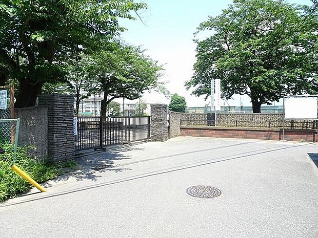 千葉市立葛城中学校 徒歩14分。「和敬協力・日々新」を校訓とし、地域と家庭、学校が連携した教育が行われています。 1100m