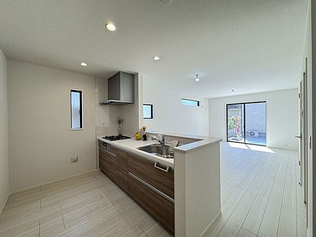 【キッチン/施工例】上部に吊戸棚などがない、LDとも一体感のある開放的なキッチン!※実際とは異なる場合があります。