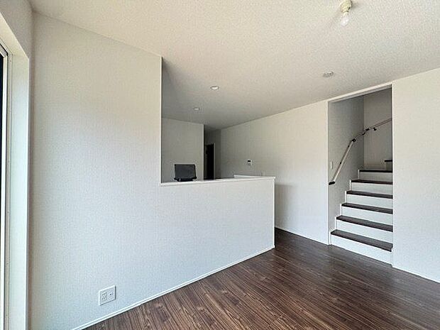 【LDK(約17.0帖)/3号棟】ご家族とコミュニケーションが図りやすい対面式キッチンです。