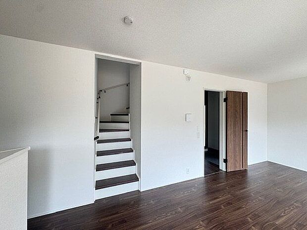 【LDK(約17.0帖)/3号棟】ご家族と顔を合わせる機会が自然と増えるリビング階段が採用されています。