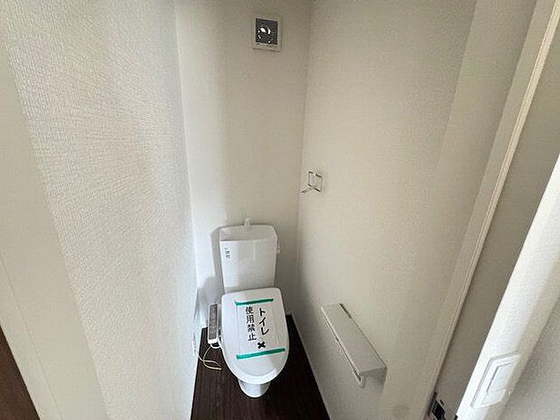【トイレ(2階)/3号棟】各階トイレ付きです。どの居室で過ごしていても、階を移動せずに利用できるため便利です。