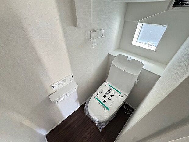 【トイレ(1階)/3号棟】年間を通して快適に使用できる温水洗浄便座付きトイレ。使用後や掃除の際などに自然換気が行える窓付きです。