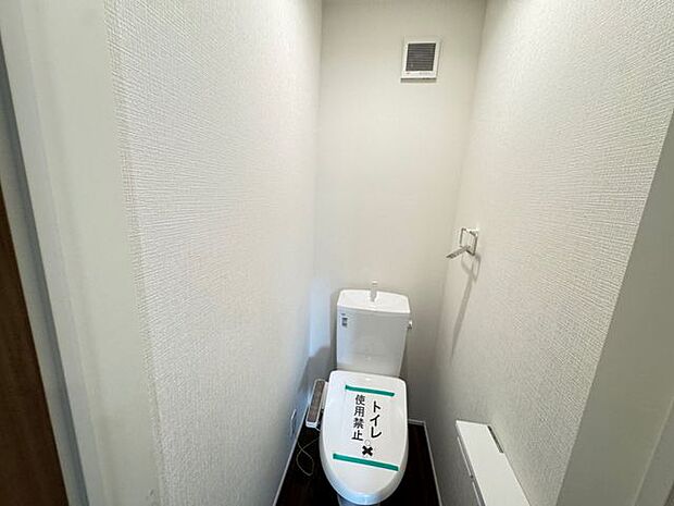 【トイレ(2階)/3号棟】各階トイレ付きです。どの居室で過ごしていても、階を移動せずに利用できるため便利です。