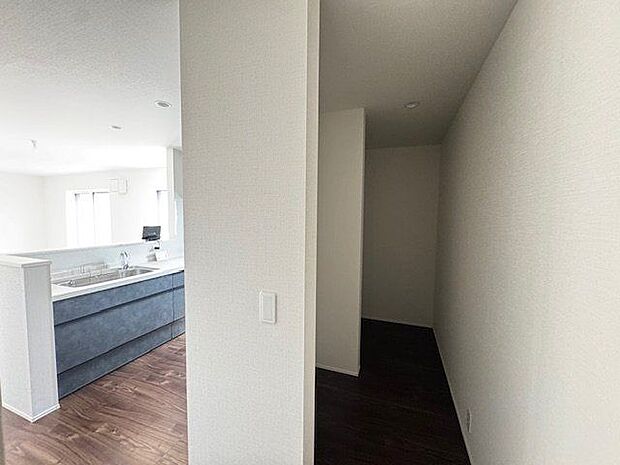 【パントリー/3号棟】食品や日用品、食器類などを整理し、乱雑になりがちなキッチンをスッキリと保てそうです。