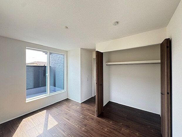 【洋室(約6.5帖)/3号棟】洋室の中で最も広いため、主寝室としての利用もオススメです。