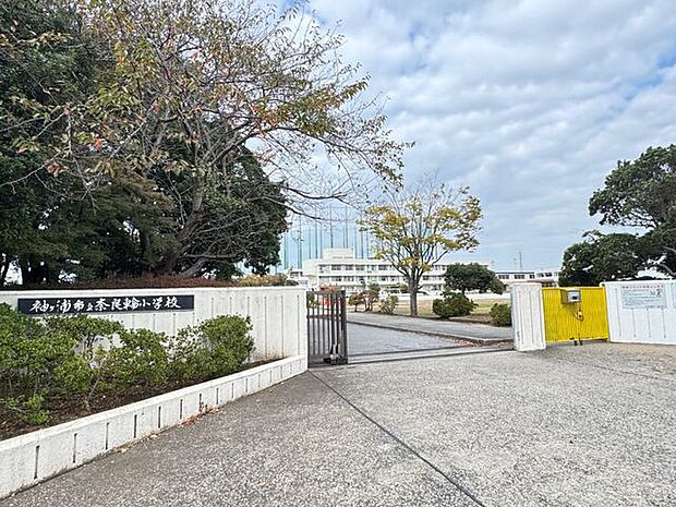 袖ケ浦市立奈良輪小学校 徒歩10分。2021年度グラウンドの東側に校舎新設済です。 750m