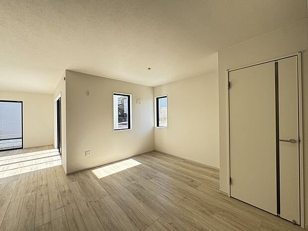 【LDK(約22.5帖)】生活のメインスペースであるLDKは、ゆとりのある広さが確保されており、ご家族皆様でゆったりと寛ぐことができます。