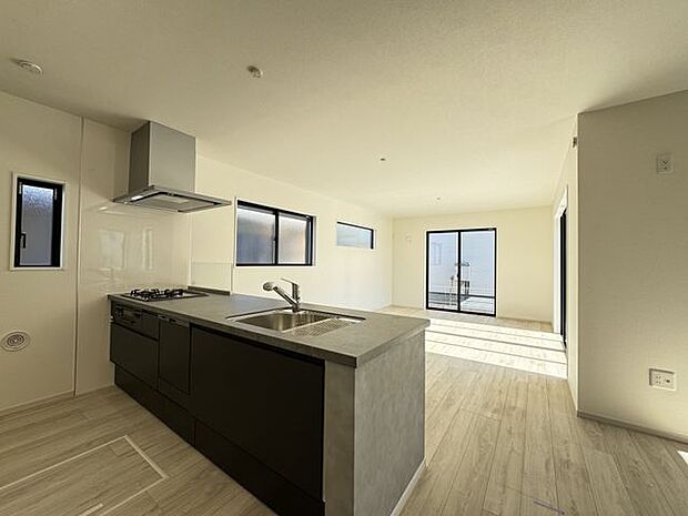 【キッチン】LDで過ごすご家族を見守りながらお料理を楽しむことができる、対面式のキッチンが採用されています。