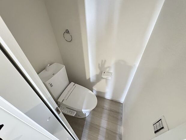 【トイレ/1階】毎日快適に使用することができる、温水洗浄便座付きのトイレです。