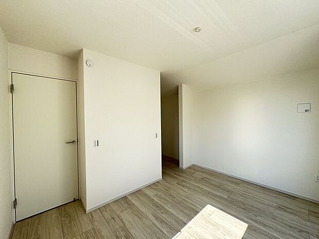 【洋室(約7.7帖)】洋室の中で最も広く、主寝室におすすめ。WICが備わっています。