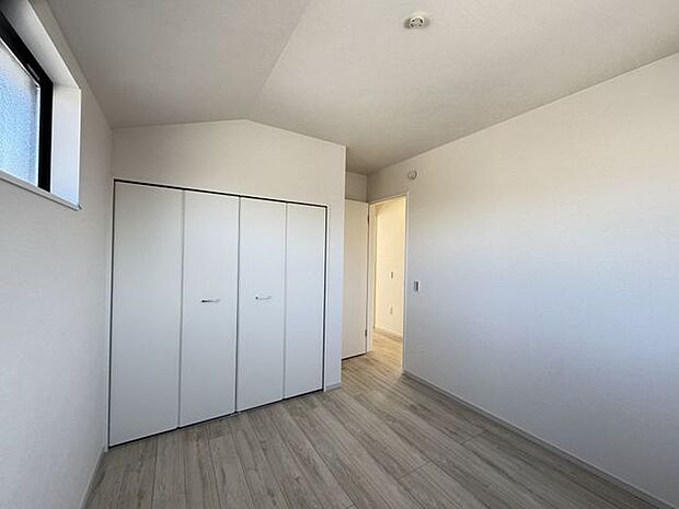 【洋室(約5.2帖)】収納が設けられており、衣類やバッグなどの小物を片付けることができます。