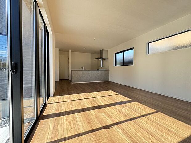 【LDK(約22.5帖)】南側、東側、北側の3面採光が確保されています。太陽の光がたっぷりと入り、お部屋を明るく照らします。