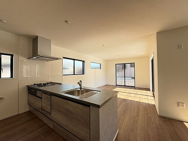 【キッチン】LDで過ごすご家族を見守りながらお料理を楽しむことができる、対面式のキッチンが採用されています。