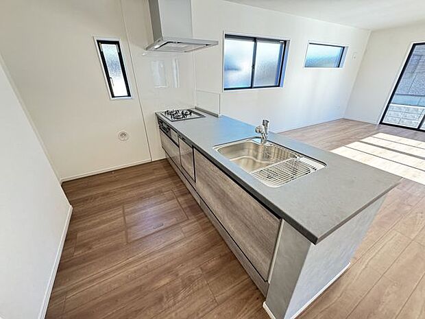 【キッチン】家事をサポートする、食器洗乾燥機が搭載されています。家事時間を短縮し、ご家族で過ごす時間を増やすことができます。