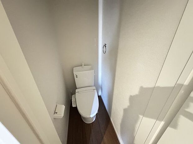 【トイレ/1階】毎日快適に使用することができる、温水洗浄便座付きのトイレです。