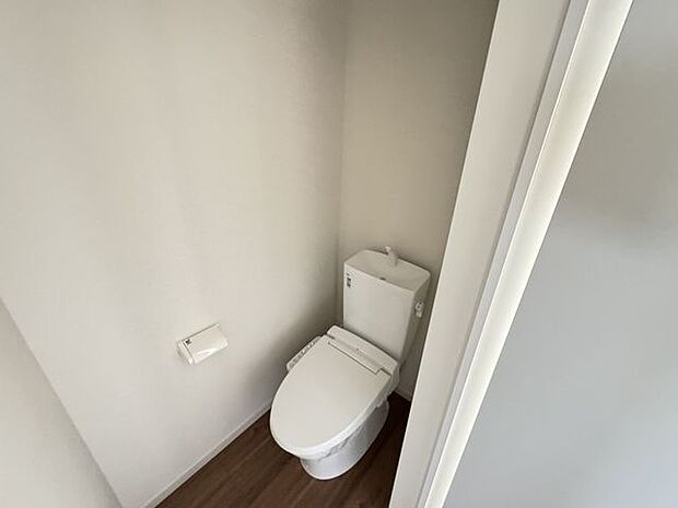 【トイレ/2階】ホワイトを基調とした、清潔感溢れるトイレです。