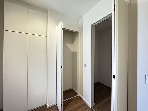 【WIC】LDKには、WICが設けられています。日用品や掃除用具などをたっぷりと片付けることが可能で、住空間を広く確保することができます。