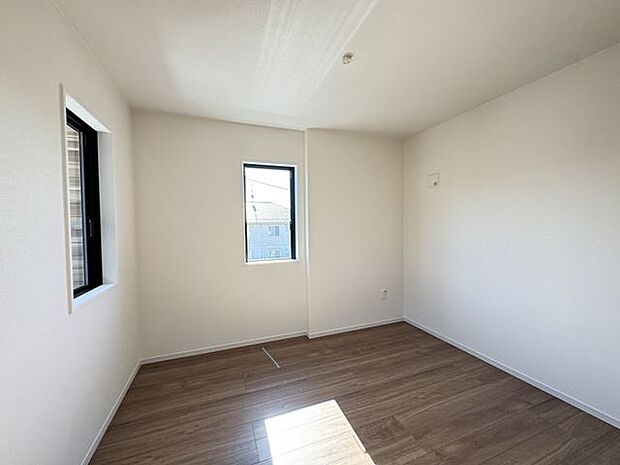 【洋室(約6.1帖)】収納が設けられており、衣類やバッグなどの小物を片付けることができます。