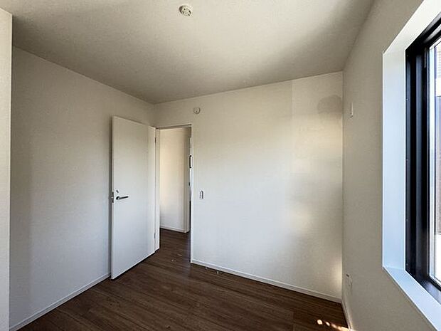 【洋室(約4.2帖)】南側と東側の2面採光が確保されている洋室です。