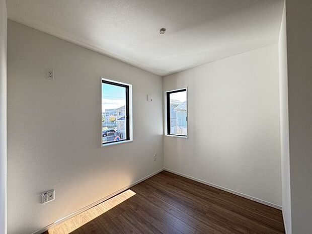 【洋室(約4.2帖)】お子様のお部屋やテレワーク部屋などにおすすめです。