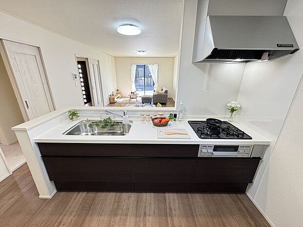 【キッチン/施工例】LDでお過ごしのご家族やペットを見守りながら作業ができます。対面仕様でお互いの顔を見ながら会話ができます。※実際とは異なる場合があります。