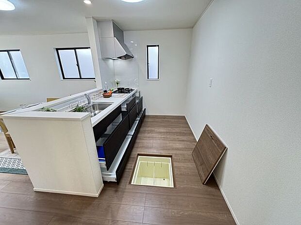 【キッチン/施工例】キッチン下部収納や床下収納などがあります。散らかりがちなキッチンスペースをスッキリと片付けられます。※実際とは異なる場合があります。