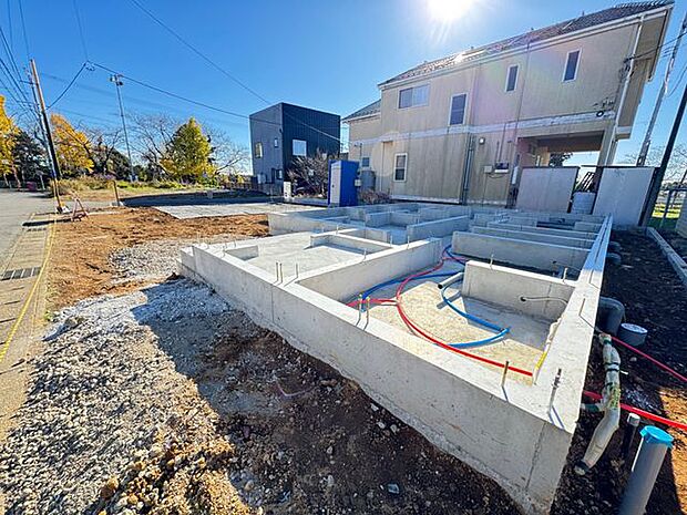 【現地外観写真】高台の閑静な住宅街に位置しています 南向き角地なので日当たり良好 お庭も広くおススメです