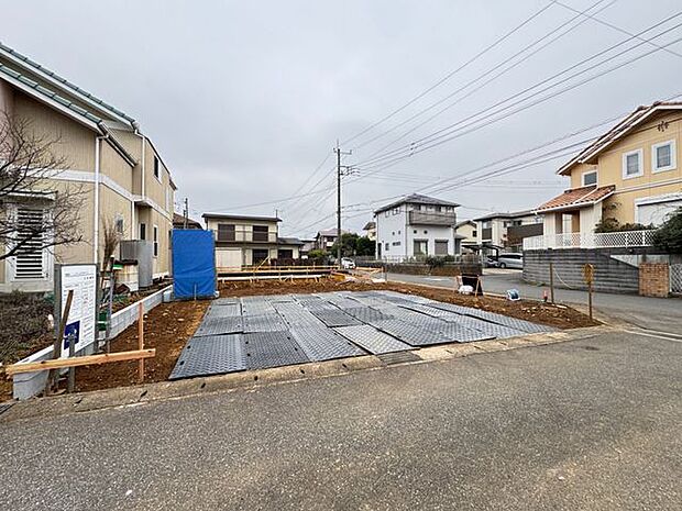 【前面道路含む現地写真】スーパーやドラッグストア・コンビニなどの複数の買物施設が徒歩15分圏内にあり、日常の買物に便利な住環境です。