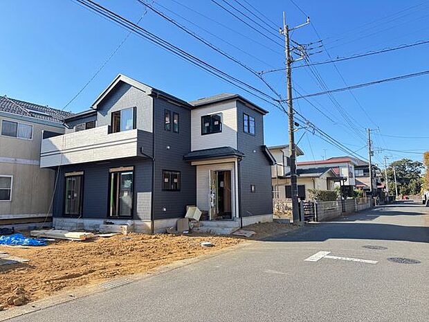 【外観/施工例】いつまでの飽きの来ない、シンプルなデザイン！日当たり・通風良好な住まいで新生活をスタートできます。※実際とは異なる場合があります。