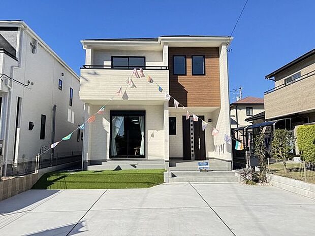 【外観/施工例】いつまでの飽きの来ない、シンプルなデザイン!日当たり・通風良好な住まいで新生活をスタートできます。※実際とは異なる場合があります。